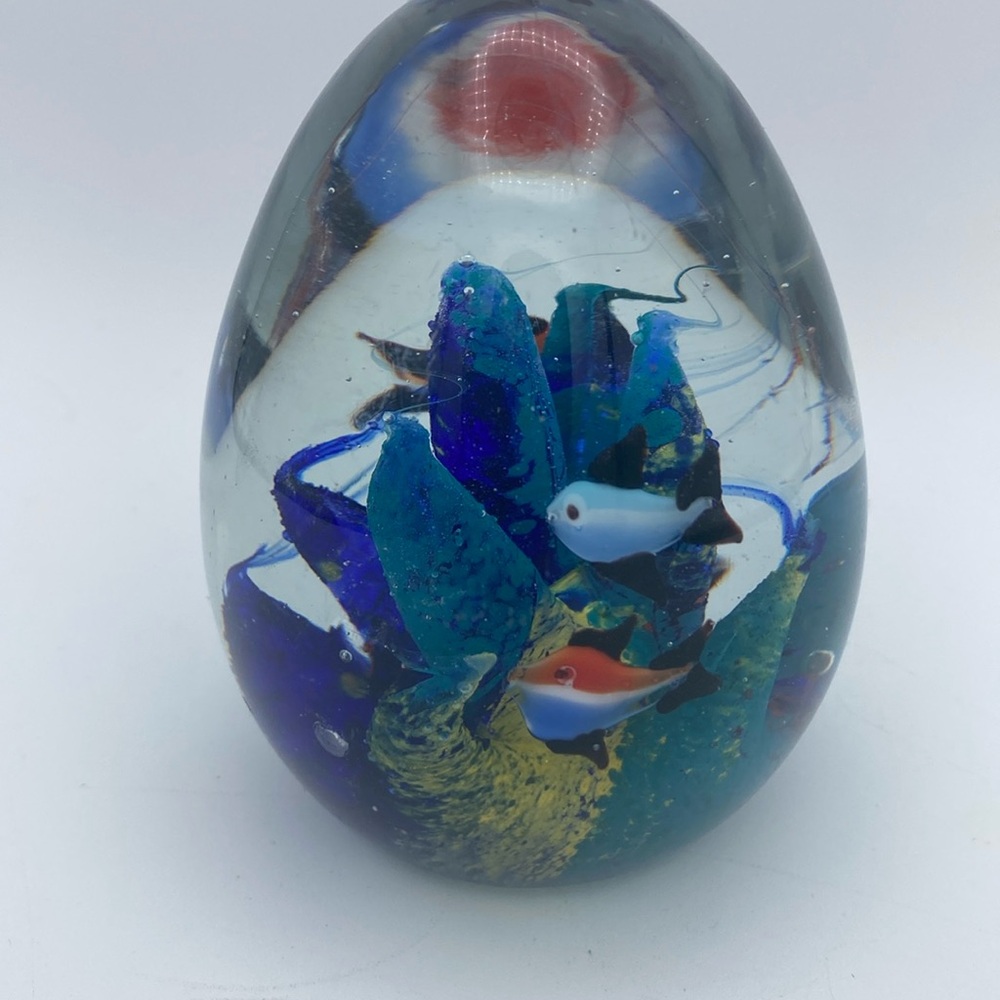 VTG egg shaped art  glass seascape ocean scene w/ fish paperweight